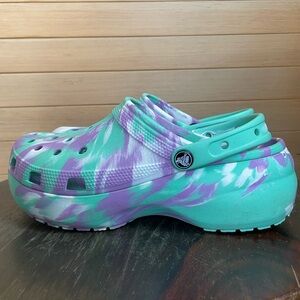 CROCS Women's platform clogs in Pistachio/ Mint and Lavender